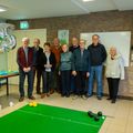 Groepsfoto van de ouderenvereniging in Bruchem met links in beeld zilveren ballonnen die het getal 25 vormen