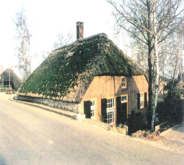 Woonboerderij langs dijk aan de Maasdijk 112 in Aalst