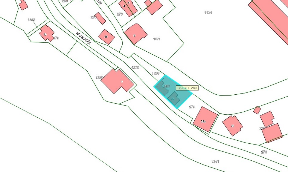 Kadastrale kaart van 2015 met in blauw ingetekend het kadastrale perceel aan de Maasdijk 30 in Aalst