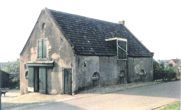 Foto van bijgebouw bij de boerderij aan de Waaldijk 99C in Brakel
