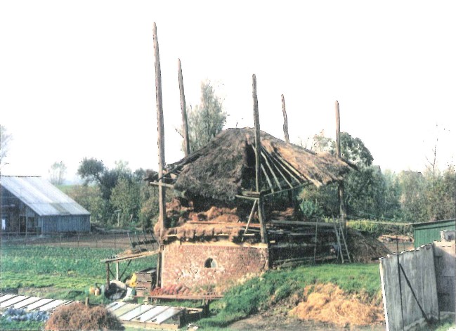 Foto van half ingestorte hooiberg aan de Waaldijk 157 te Brakel