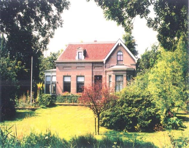 Foto van voorkant woonhuis met tuin aan de Molenstraat 18 te Bruchem
