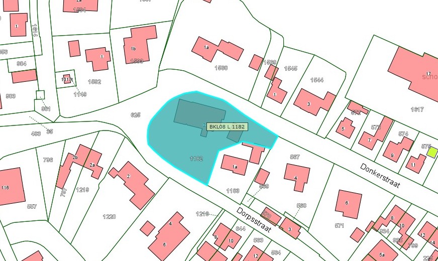 Kadastrale kaart van 2015 met in blauw ingetekend het perceel aan de Donkerstraat 2 te Aalst. Het perceel ligt in de punt waar de Donkerstraat en de Dorpsstraat onder een scherpe hoek samenkomen. 