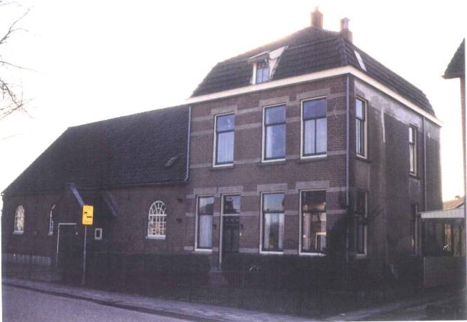 Woning met eraan vast een kerkgebouwtje aan de Ouwelsestraat 6-8 in Gameren