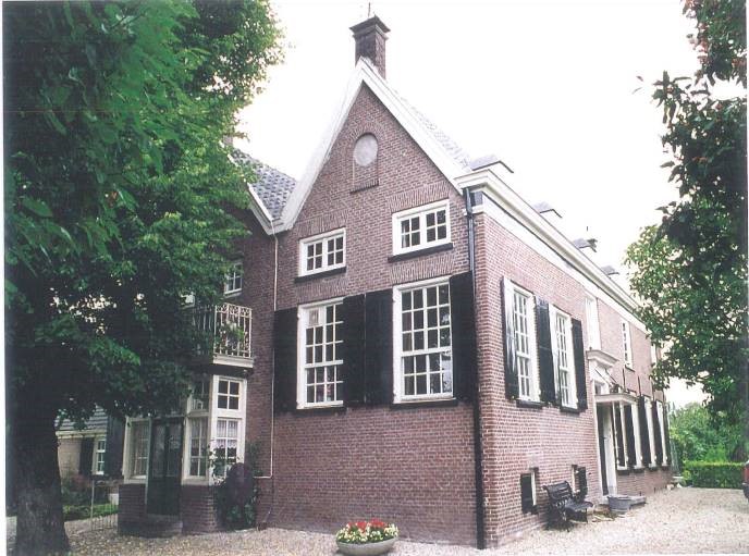 Foto van voor- en zijkant woning aan de Achterstraat 6 in Kerkwijk