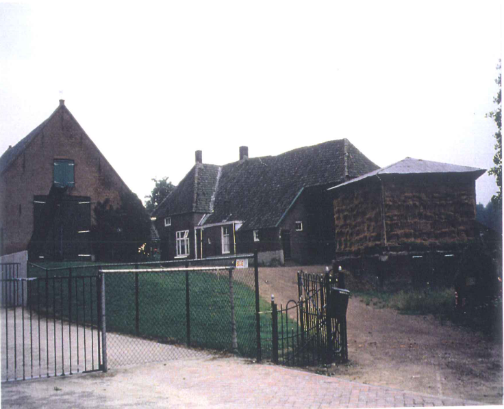 Foto van woonboerderij, schuur en hooiberg aan erf van Hogenhofstraat 3 in Kerkwijk