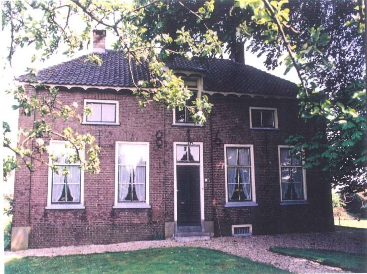 Foto van voorkant woning Maasdijk 16 in Nederhemert