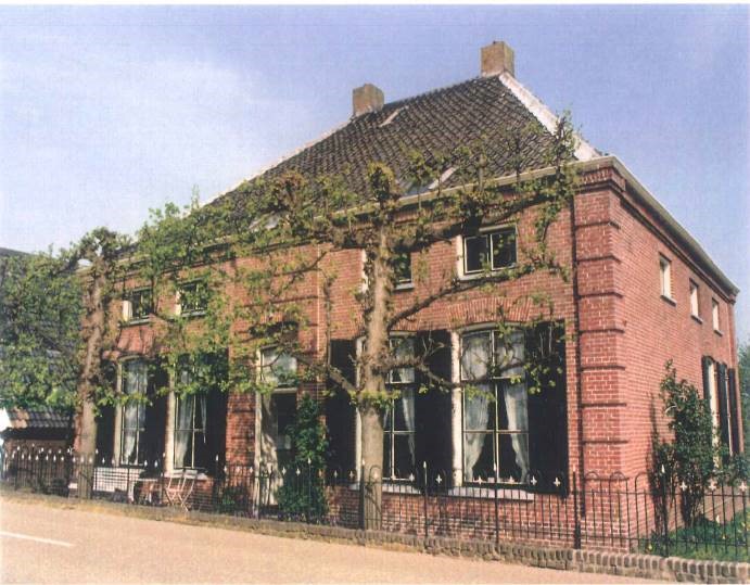 Foto van voorgevel woonhuis aan de Maasdijk 12 in Nederhemert