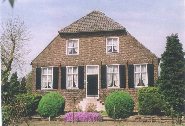 Foto van voorgevel woning aan de Kapelstraat 24 in Nederhemert