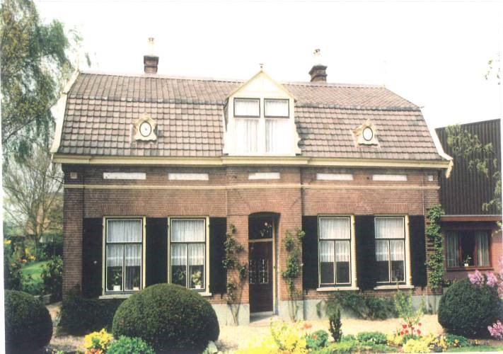 Foto van voorgevel woning aan Kapelstraat 1 -1a in Nederhemert