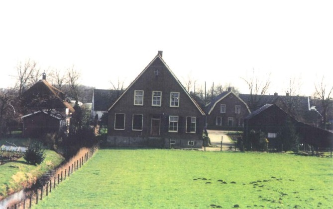 Foto van voorkant woning met gras ervoor aan Kerkstraat 20 in Nieuwaal