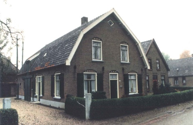 Foto van voorkant woning aan de Kerkstraat 23 in Nieuwaal