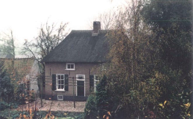 Foto  van voorkant woning aan de Kerkstraat 28 in Niieuwaal