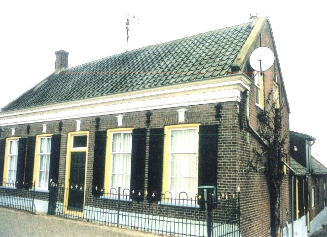 Foto van voorkant woonhuis aan Maasdijk 34 in Poederoijen