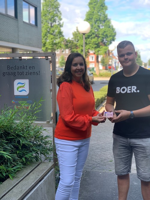 Wethouder Bouchtaoui reikt het eerste gratis rijbewijs uit aan  deelnemer Alcohol Verkeer cursus HenkJan Maas