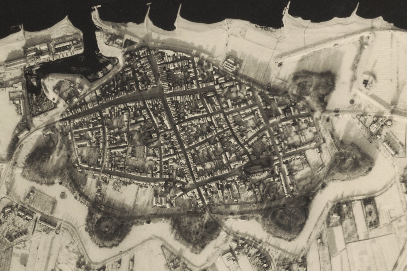 Oude foto vanuit de lucht van vestingstad Zaltbommel. Zie toelichting onder de foto - 