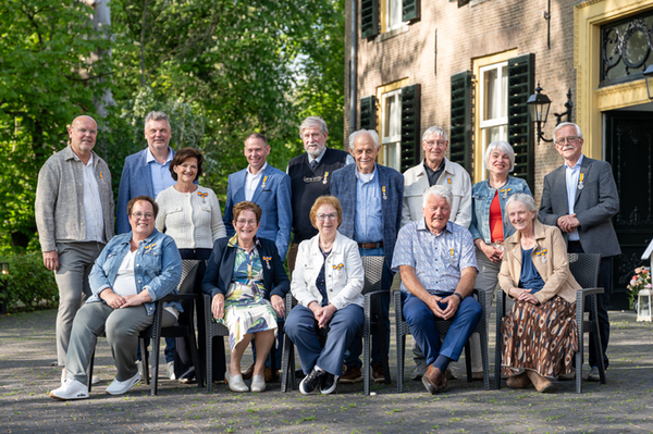 Groepsfoto van de gedecoreerden Lintjesregen 2025. Bovenste rij vlnr: Willem van Dalen, Bert van Lopik, Thea Thijssen, Hans Bok, Peter Hotke, Gerard den Otter, Cok van Rijnsbergen, Cemka Hetjes- van der Zijden, Hans Vuuregge Onderste rij vlnr: Betty Kanse