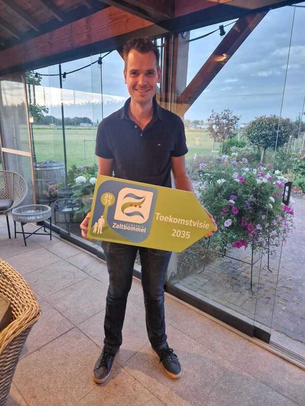 Wienus van Genderen met estafettebord in hand