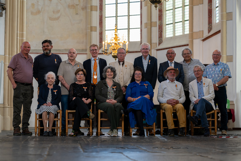 Groepsfoto van de 13 gedecoreerden van de lintjesregen 2026 van gemeente Zaltbommel