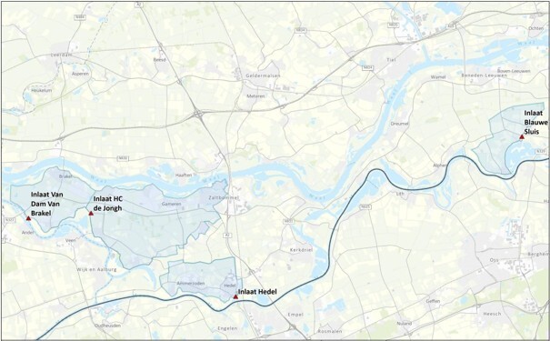 blauw gearceerd gebied in bommelerwaard waar blauwalg kan zitten. Gebieden zijn in Zatlbommel, links van A2 en Maasdriel: ussen de Achterdijk in het noorden, de Maasdijk in het zuiden, Slijkwell in het westen en de Oude Rijksweg in Hedel in het oosten.