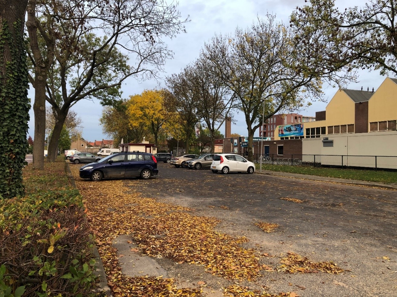 Foto van parkeerplaats bij oude zwembad Akwamarijn en sporthal De Ring te Zaltbommel